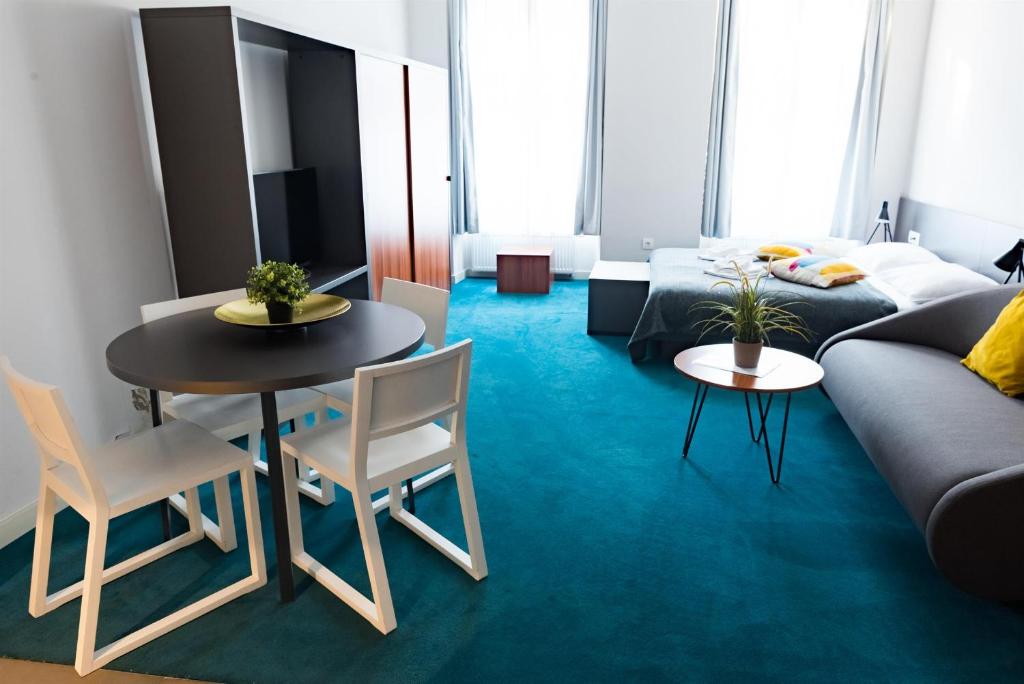 uma sala de estar com uma mesa e um sofá em Apartments Cilindar em Zagreb