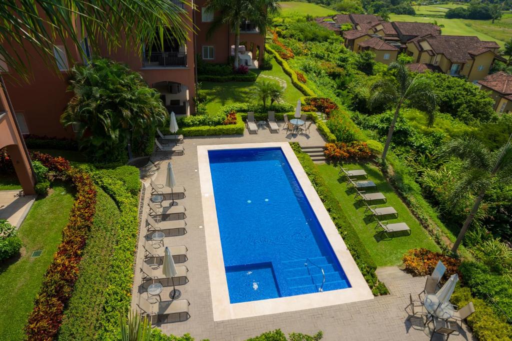 una vista aérea de una piscina en un complejo en Los Suenos Resort Alta Vista 5A, en Herradura