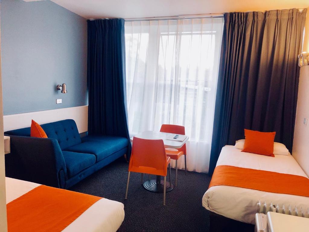 Postel nebo postele na pokoji v ubytování Waterfront Lodge Motel