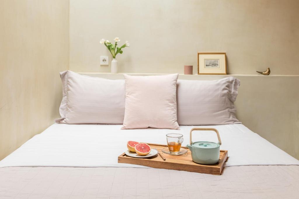 Posteľ alebo postele v izbe v ubytovaní Anafiotika hideaway acropolis Athens by Cycladica