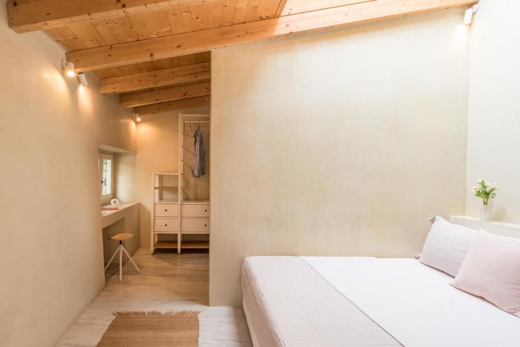 Posteľ alebo postele v izbe v ubytovaní Anafiotika hideaway acropolis Athens by Cycladica