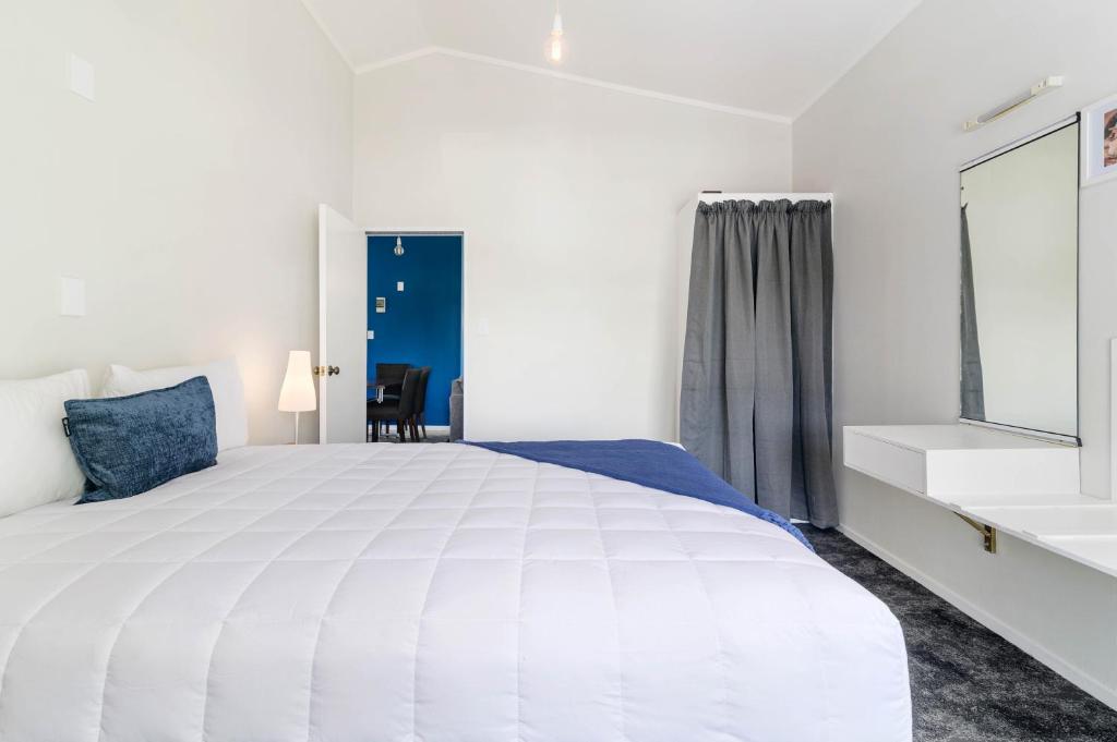 Postel nebo postele na pokoji v ubytování Lake Lodge Motel Rotorua