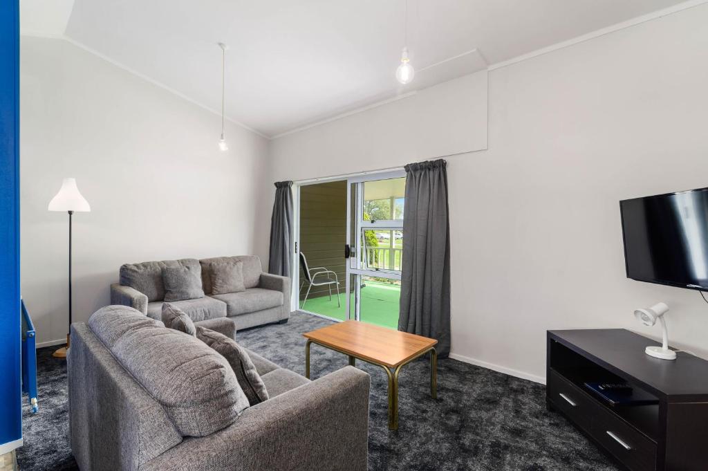 TV a/nebo společenská místnost v ubytování Lake Lodge Motel Rotorua