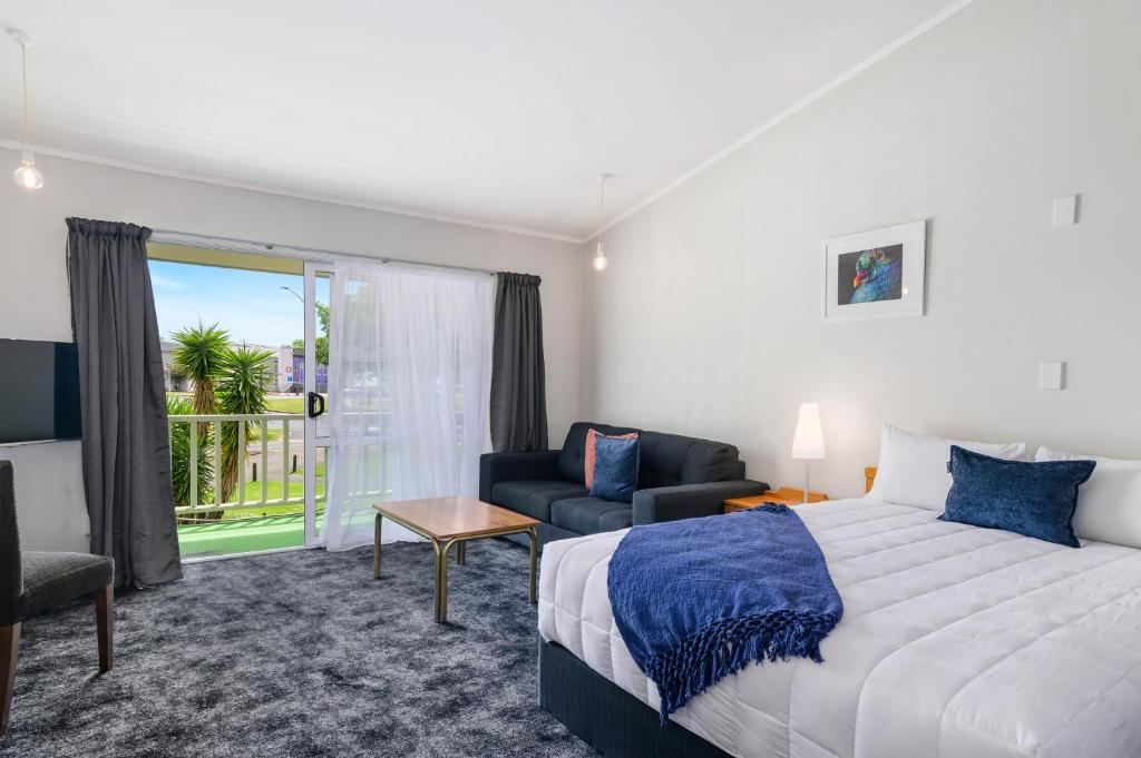 Postel nebo postele na pokoji v ubytování Lake Lodge Motel Rotorua