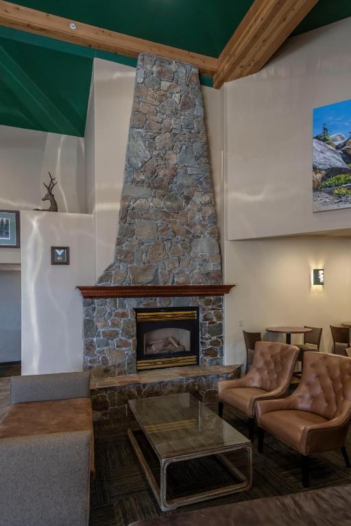 Posezení v ubytování Truckee Donner Lodge