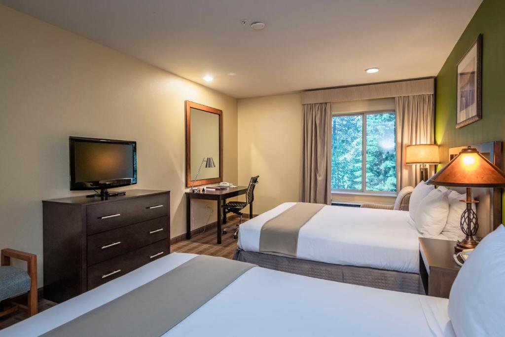 Postel nebo postele na pokoji v ubytování Truckee Donner Lodge