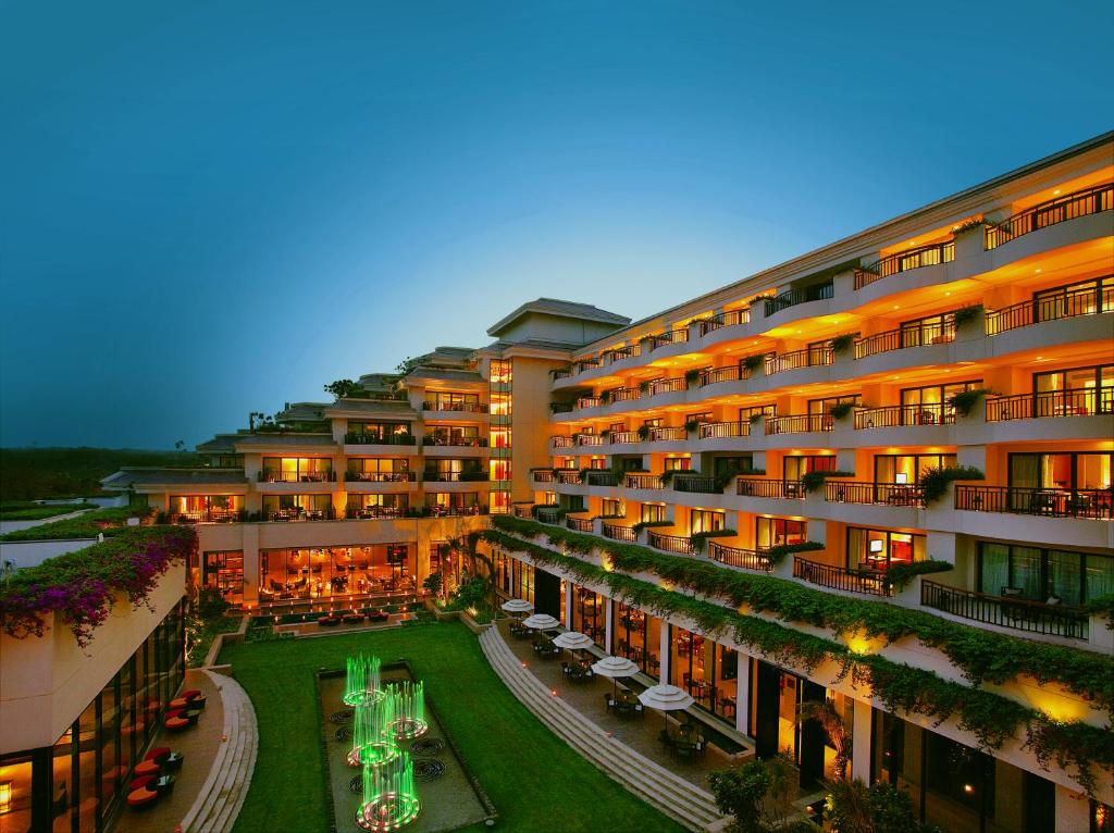 un gran edificio con un patio delante de él en Vivanta Surajkund, NCR, en Faridabad