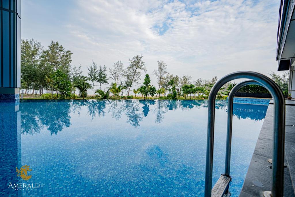 Bazén v ubytování AMERALD RESORT HOTEL DESARU nebo v jeho okolí