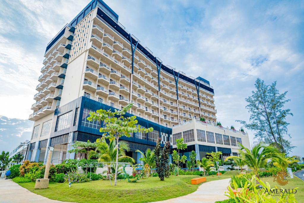 un grande condominio con un parco di fronte di AMERALD RESORT HOTEL DESARU a Pengerang