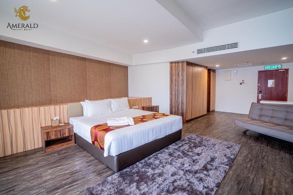 Postel nebo postele na pokoji v ubytování AMERALD RESORT HOTEL DESARU