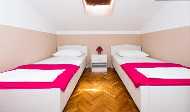 Postel nebo postele na pokoji v ubytování Apartments Husanovic