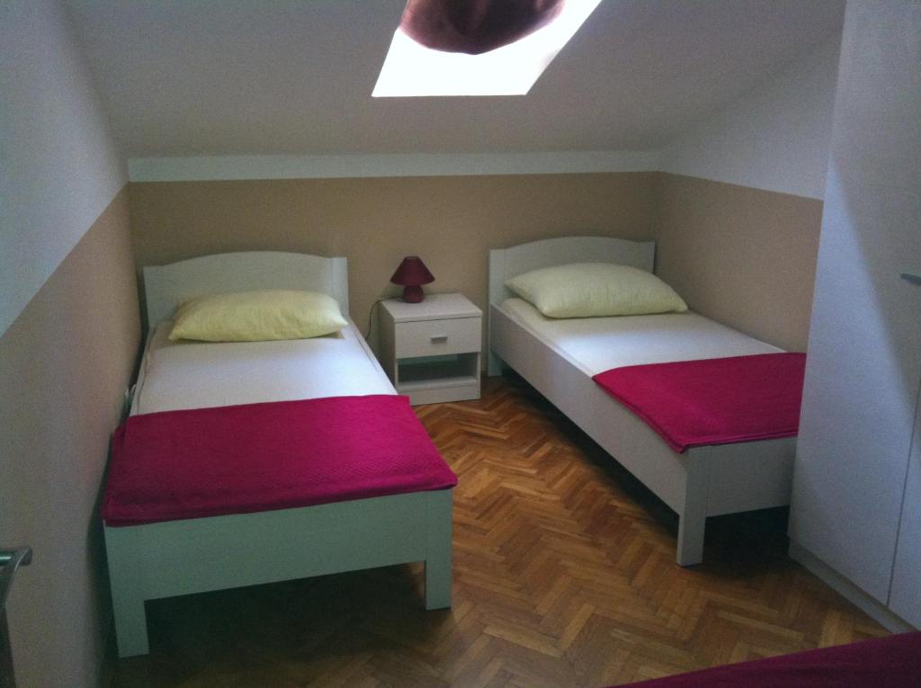 Postel nebo postele na pokoji v ubytování Apartments Husanovic