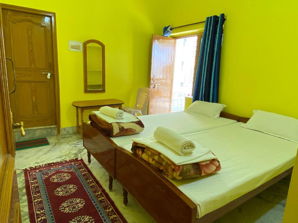 Rúm í herbergi á Rahul Guest House