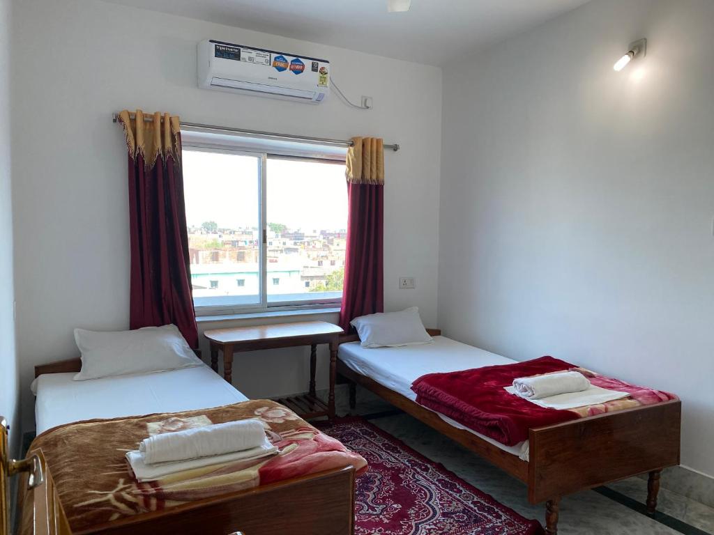 Rúm í herbergi á Rahul Guest House