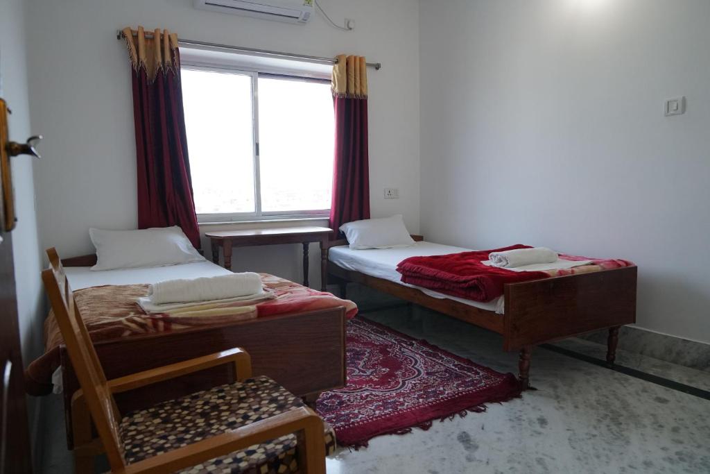 Rúm í herbergi á Rahul Guest House