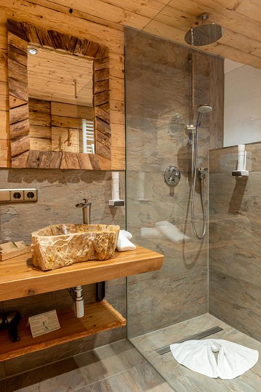 Koupelna v ubytování Almhotel Grünsteinblick