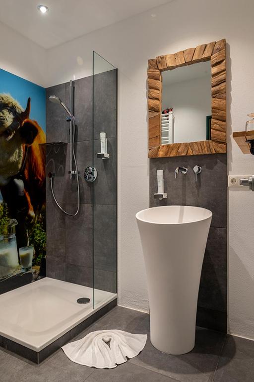 Koupelna v ubytování Almhotel Grünsteinblick