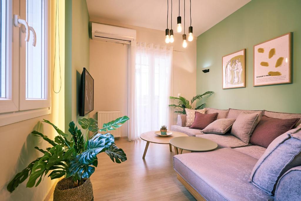 - un salon avec un canapé et une table dans l'établissement “Olympic Spirit” Apt in N. Kosmos neighbourhood, à Athènes