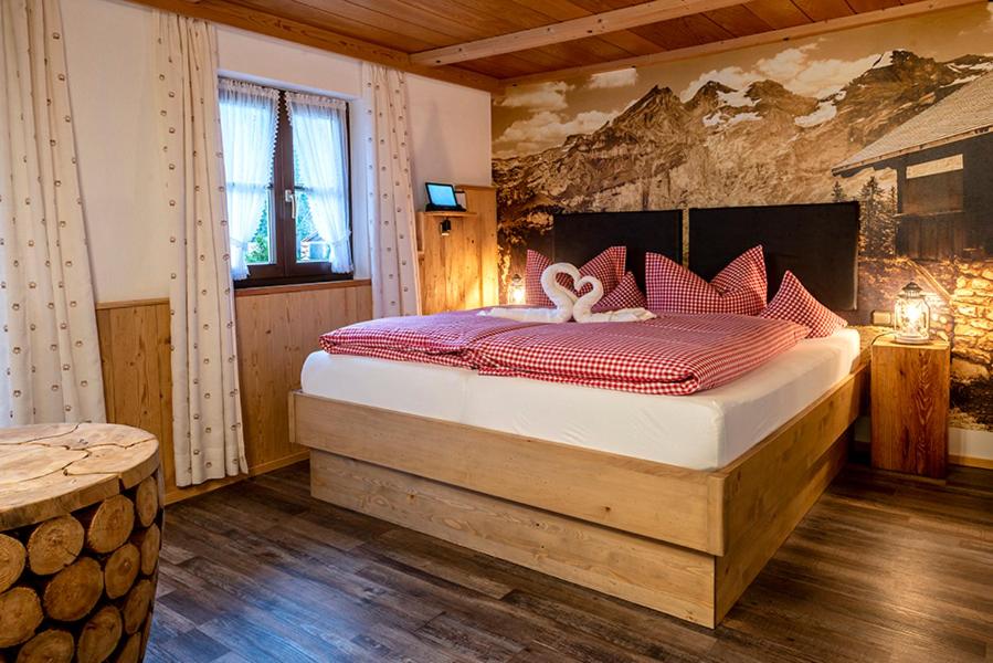 Postel nebo postele na pokoji v ubytování Almhotel Grünsteinblick