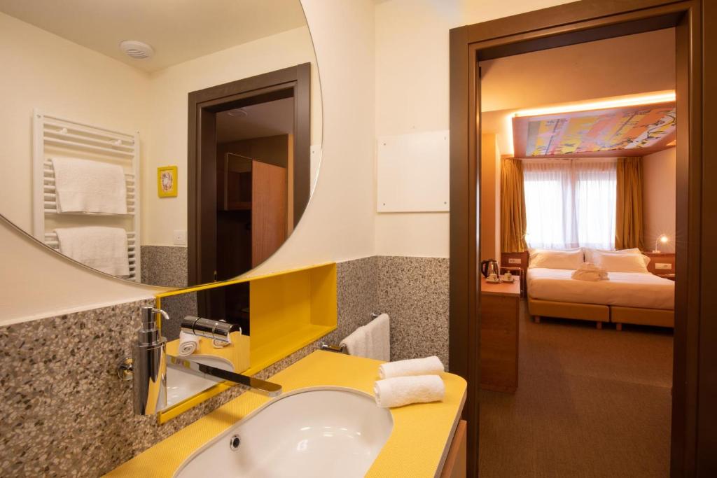 Koupelna v ubytování OMAMA Hotel