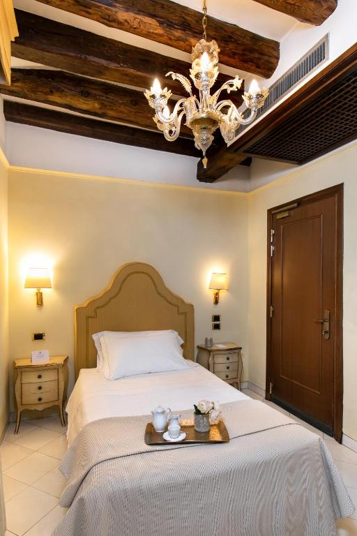 A bed or beds in a room at Ca' Vendramin Zago
