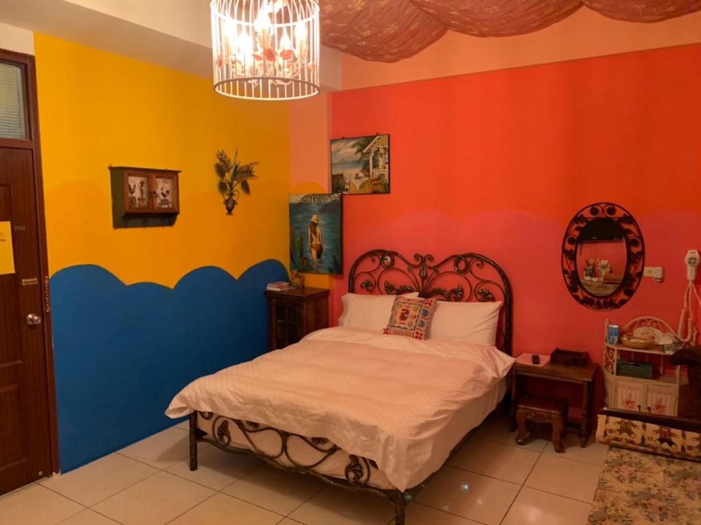 sypialnia z łóżkiem z kolorowymi ścianami w obiekcie Hualien Seaside B&B w mieście Hualian