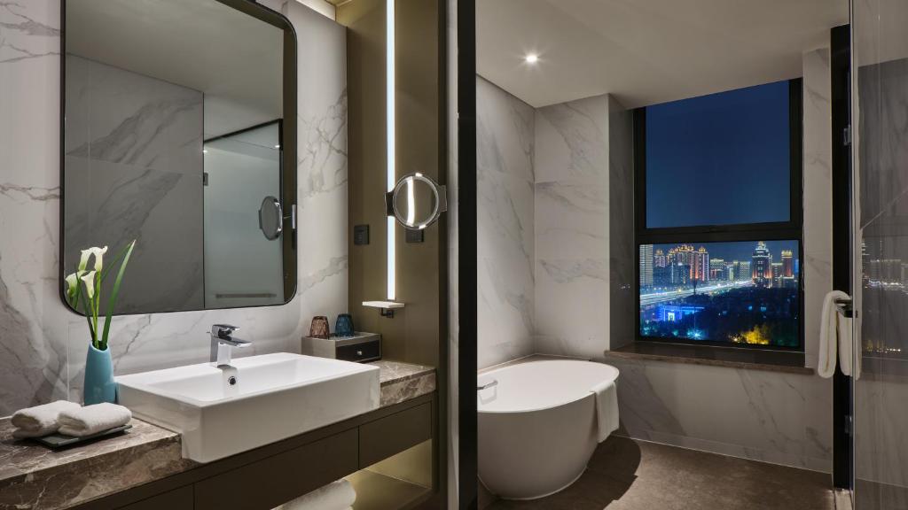 Koupelna v ubytování Crowne Plaza Wuhan Development Zone by IHG
