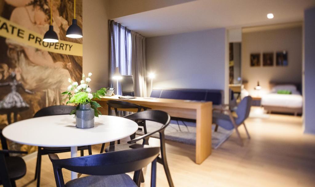 Postel nebo postele na pokoji v ubytování One Suite Hotel