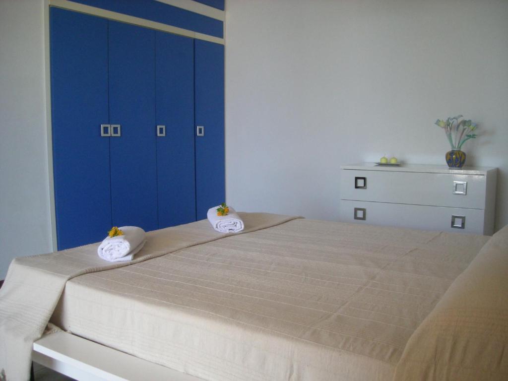 A bed or beds in a room at Villa On The Beach Spiaggia Plaia