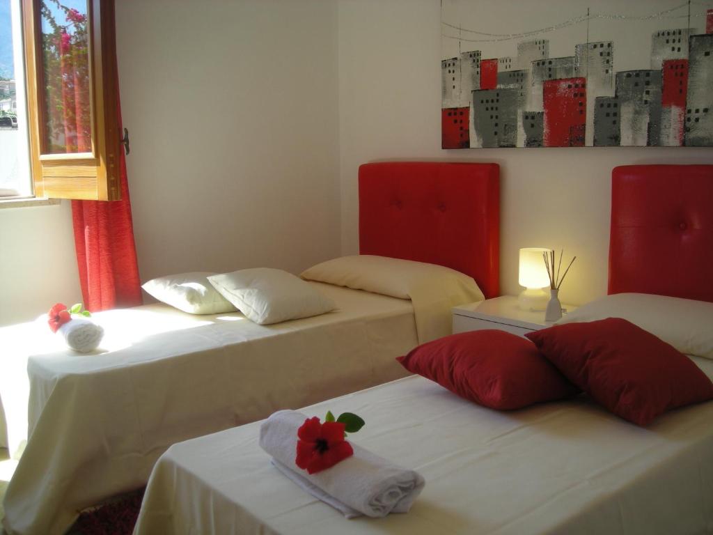 A bed or beds in a room at Villa On The Beach Spiaggia Plaia