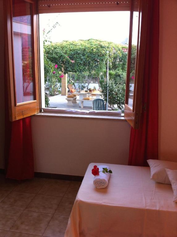 A bed or beds in a room at Villa On The Beach Spiaggia Plaia