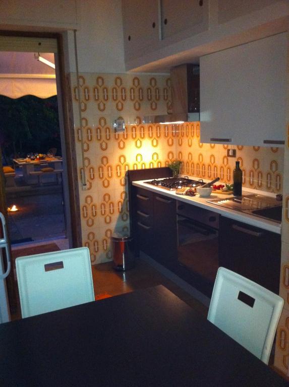 A kitchen or kitchenette at Villa On The Beach Spiaggia Plaia