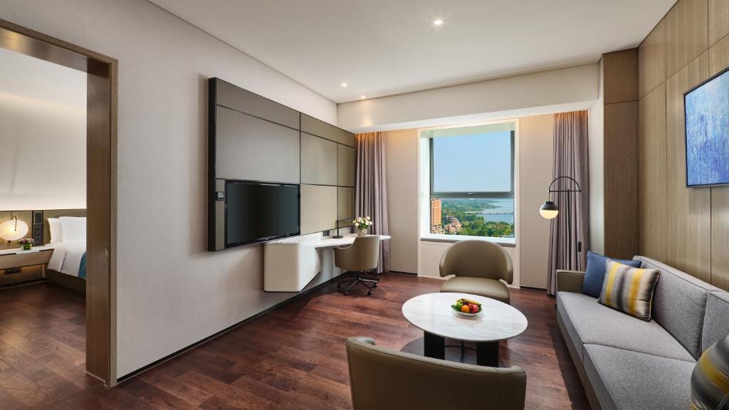 TV a/nebo společenská místnost v ubytování Crowne Plaza Wuhan Development Zone by IHG