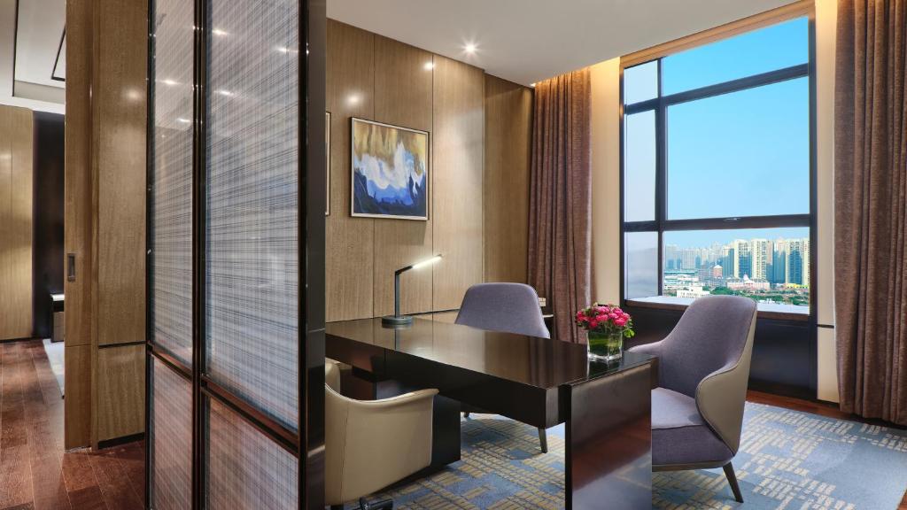 Posezení v ubytování Crowne Plaza Wuhan Development Zone by IHG