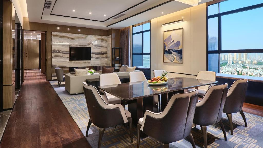 TV a/nebo společenská místnost v ubytování Crowne Plaza Wuhan Development Zone by IHG