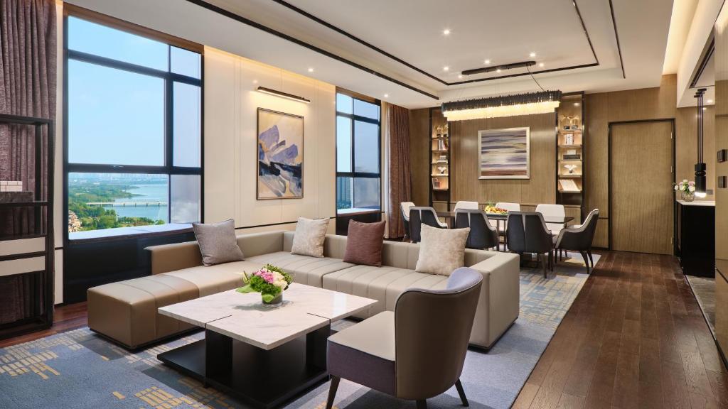 Posezení v ubytování Crowne Plaza Wuhan Development Zone by IHG