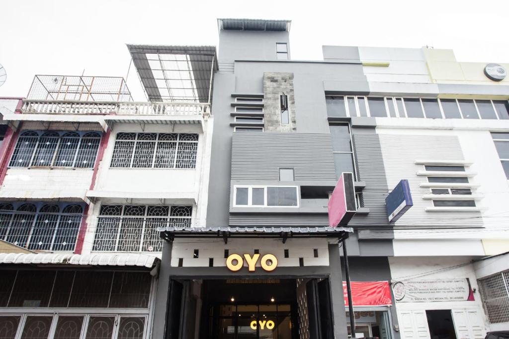 ein Gebäude mit einem Oxo-Schild davor in der Unterkunft OYO 2147 Mono Guest House in Medan