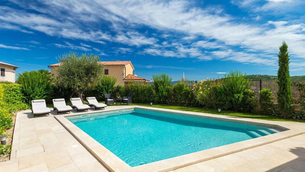 Bazén v ubytování Beautiful villa Benvenuti with private pool near Motovun nebo v jeho okolí