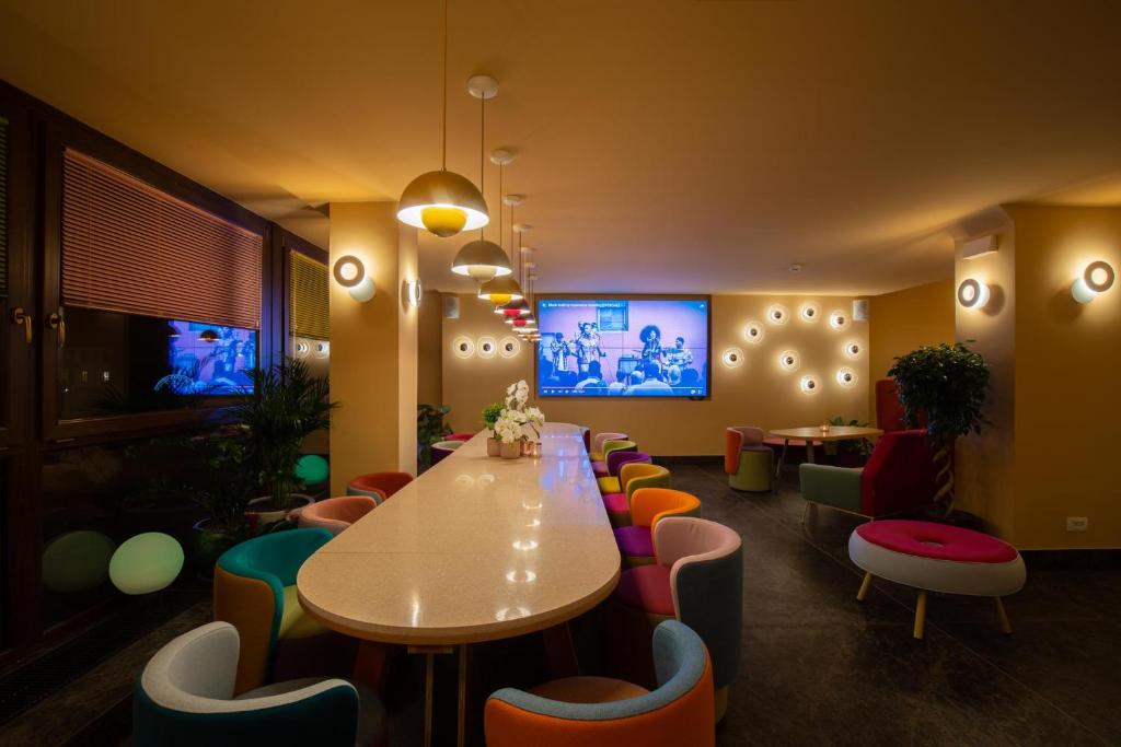 TV a/nebo společenská místnost v ubytování OMAMA Hotel