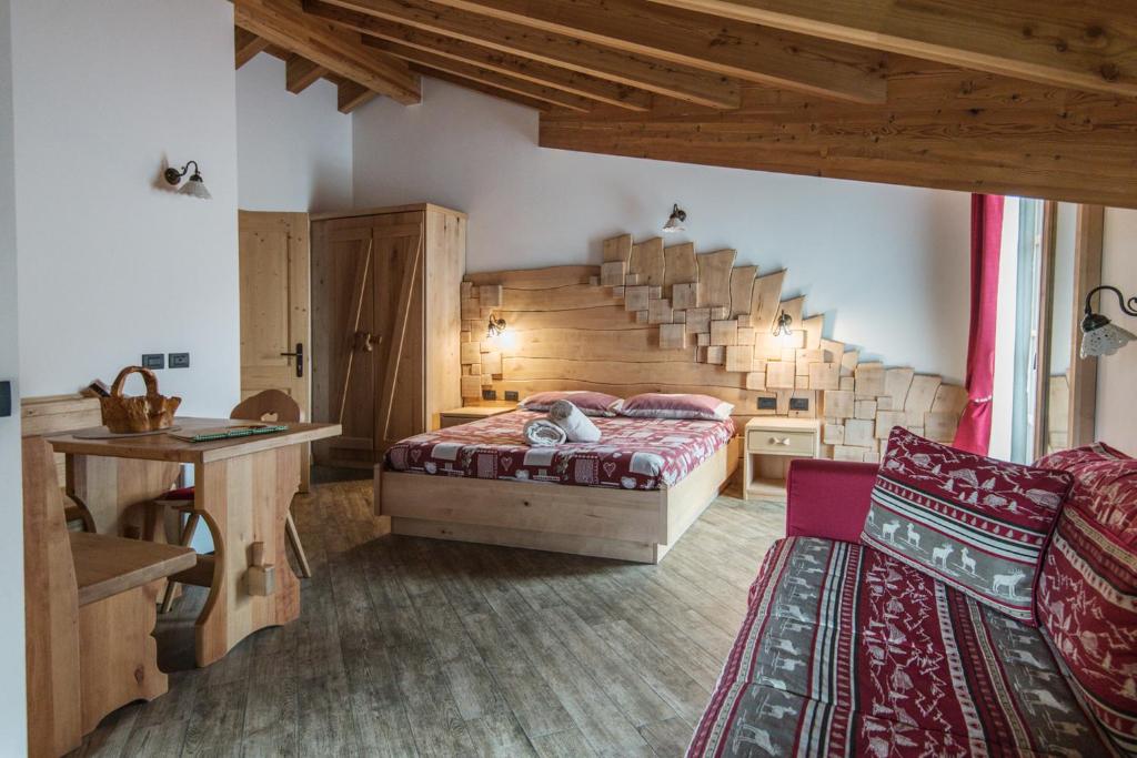 Giustino的住宿－Agriturismo Dalla Natura la Salute，一间卧室设有两张床和木制楼梯。