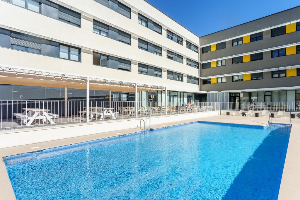 Bazén v ubytování Residencia Universitaria Campus Málaga nebo v jeho okolí