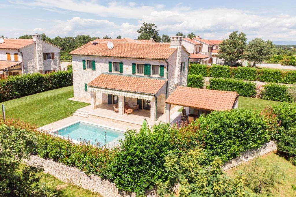 uma vista aérea de uma casa com piscina em Villa Dracena mit privatem Pool em Visnjan