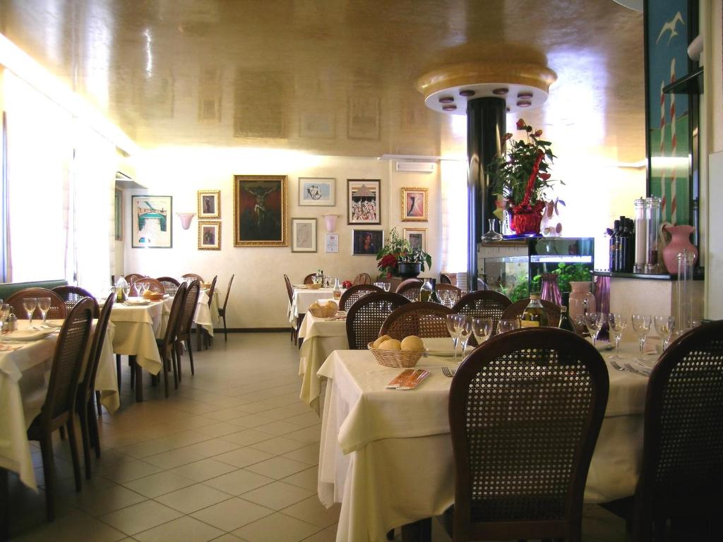 Reštaurácia alebo iné gastronomické zariadenie v ubytovaní Hotel Da Vito