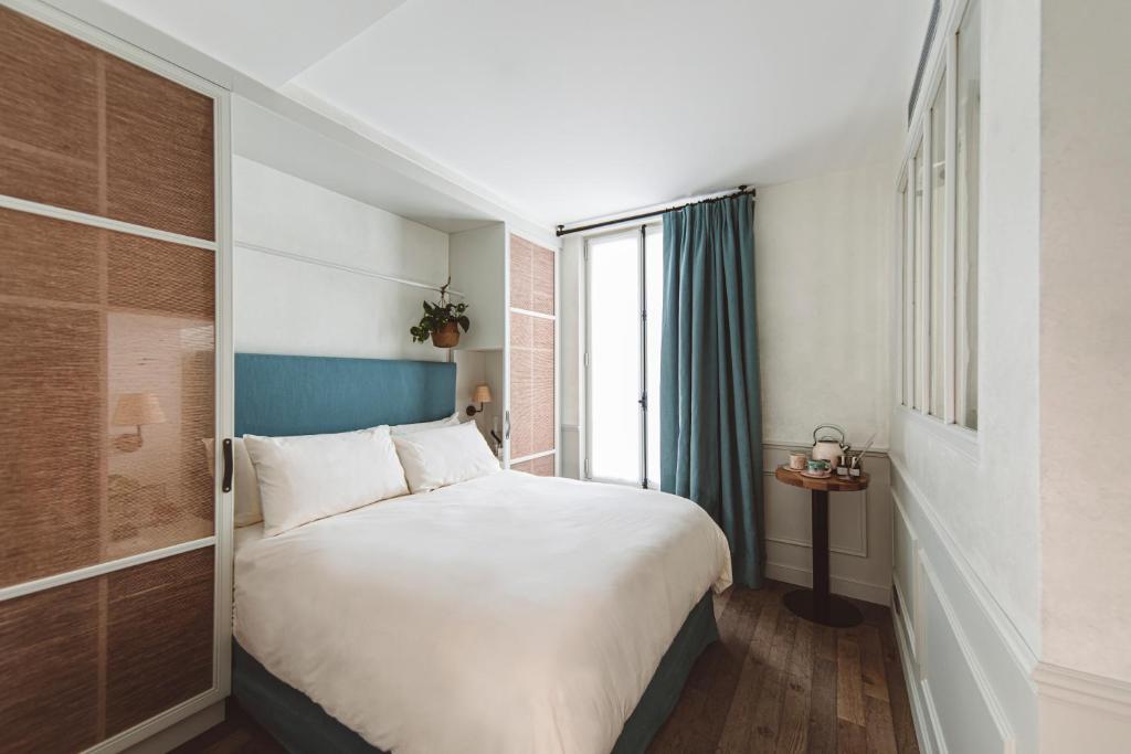 Ein Bett oder Betten in einem Zimmer der Unterkunft HOY Paris - Yoga Hotel