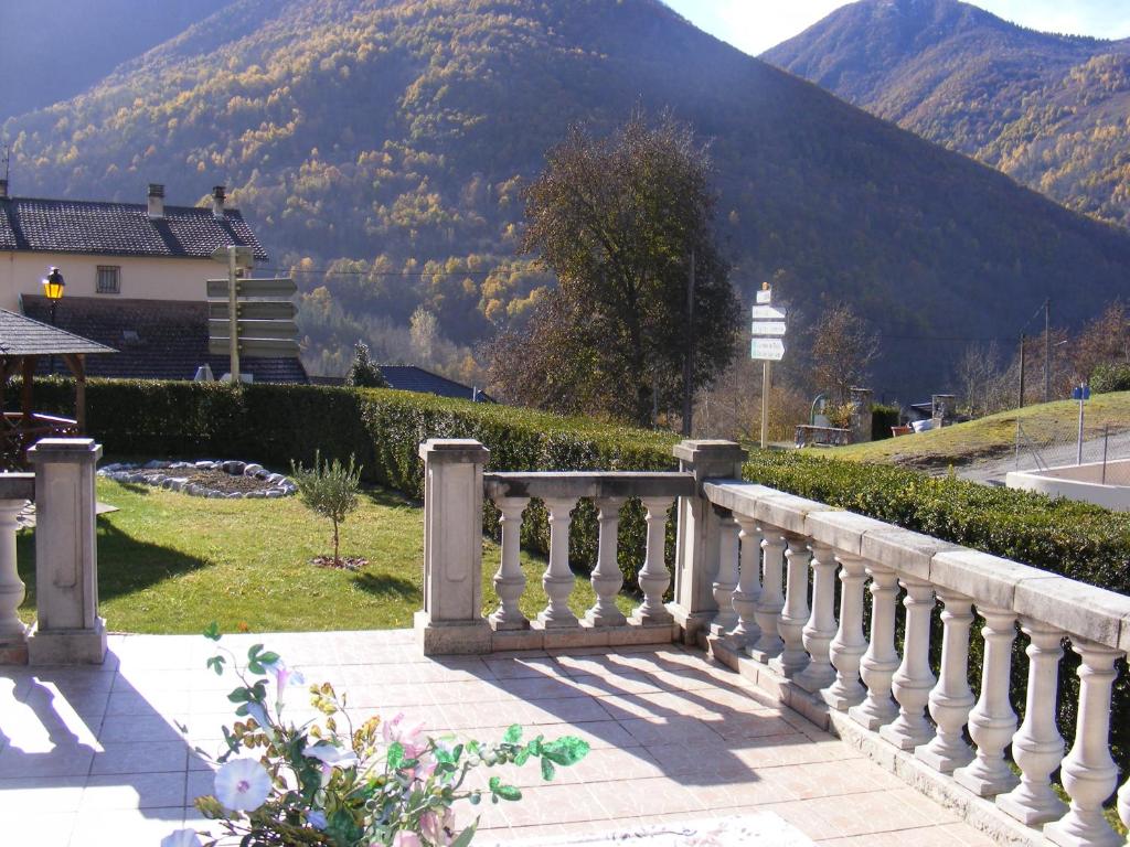une balustrade blanche avec vue sur la montagne dans l'établissement vacances à la montagne, à Unac