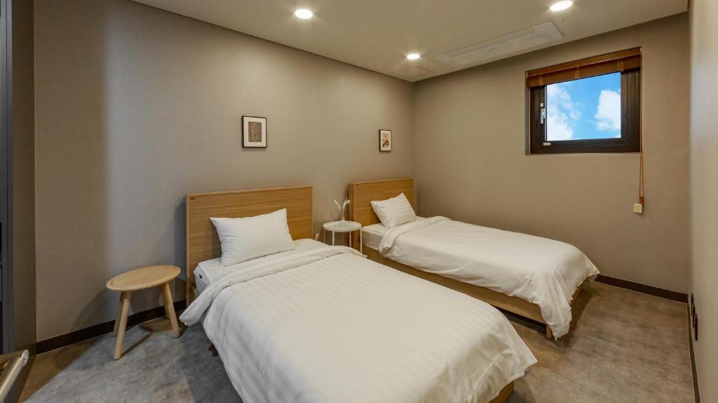 Postel nebo postele na pokoji v ubytování Interlaken Stay