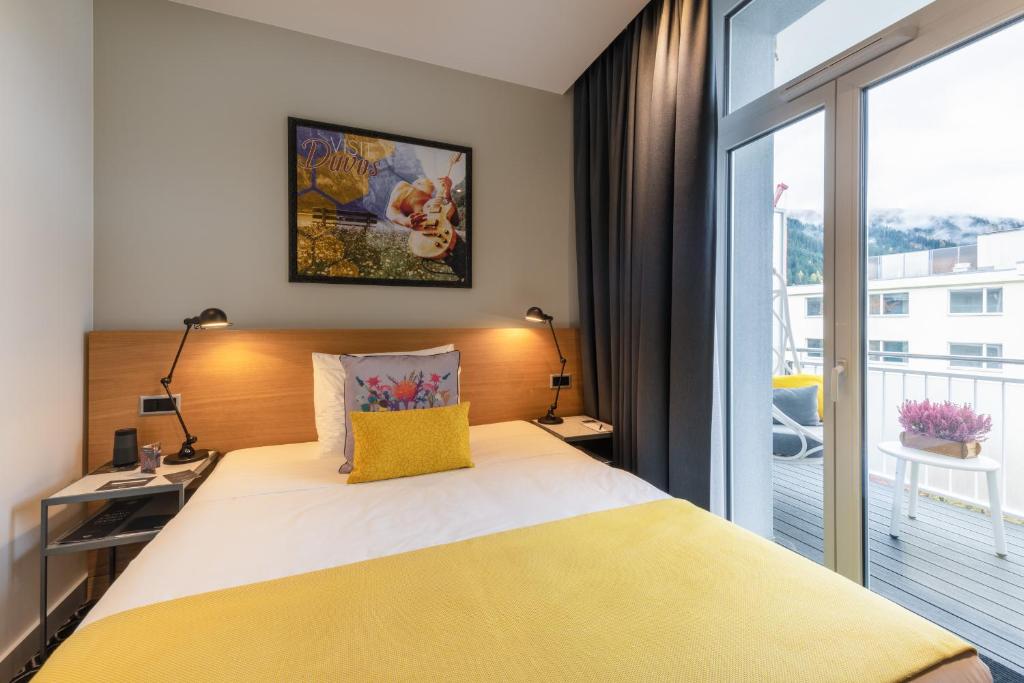 Postel nebo postele na pokoji v ubytování Hard Rock Hotel Davos