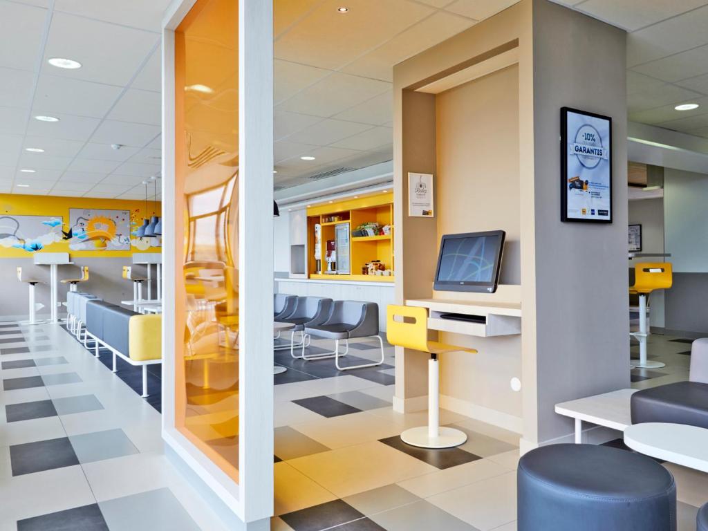 an office with chairs and a desk and a computer at Tulip Inn Thionville Residences in Thionville