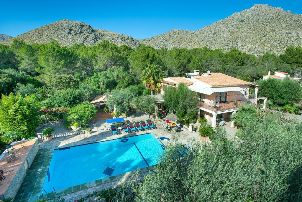 una vista aerea di una casa con piscina e montagne di Owl Booking Villa Far - 15 Min Walk to the Beach a Port de Pollença