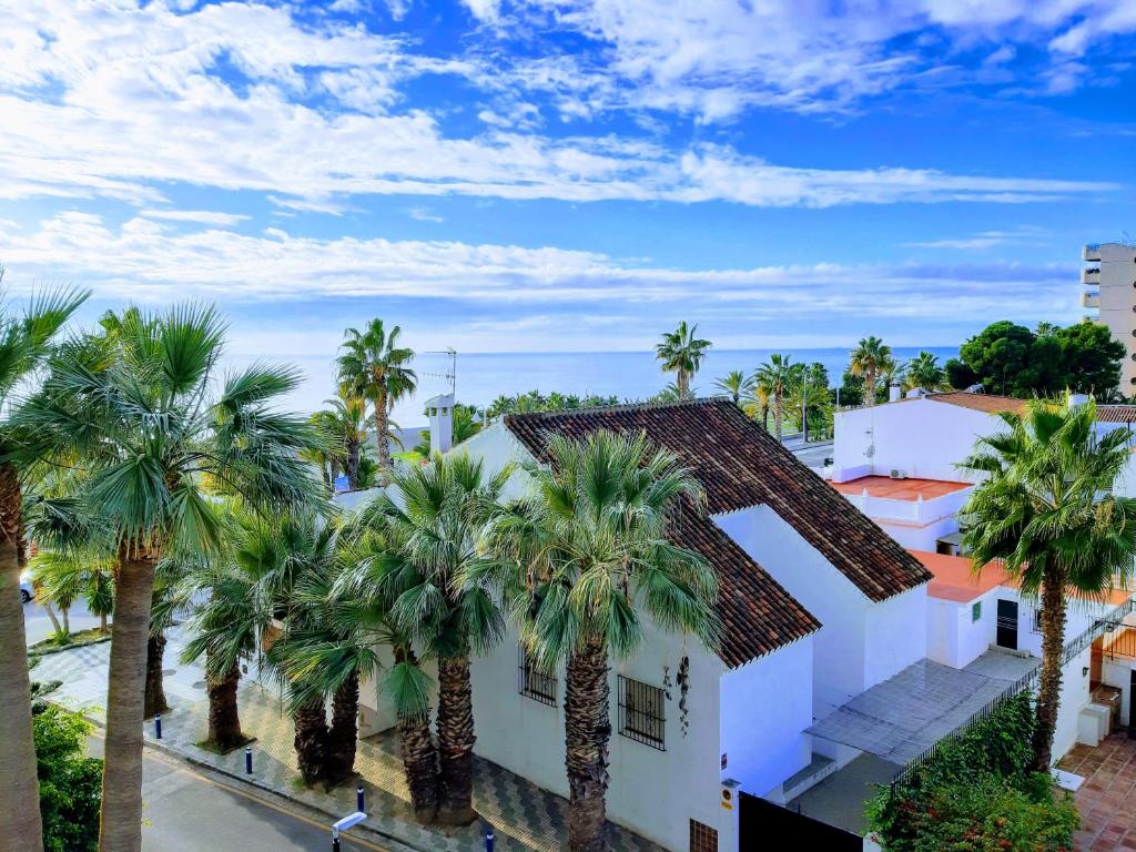 una vista aérea de una casa blanca con palmeras en Apartamento Orquídea, en Almuñécar